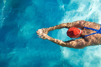 woman swimming in pool burning fat