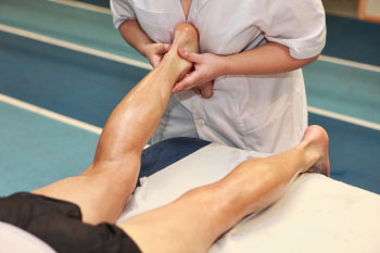 achilles tendonitis getting treated in therapy